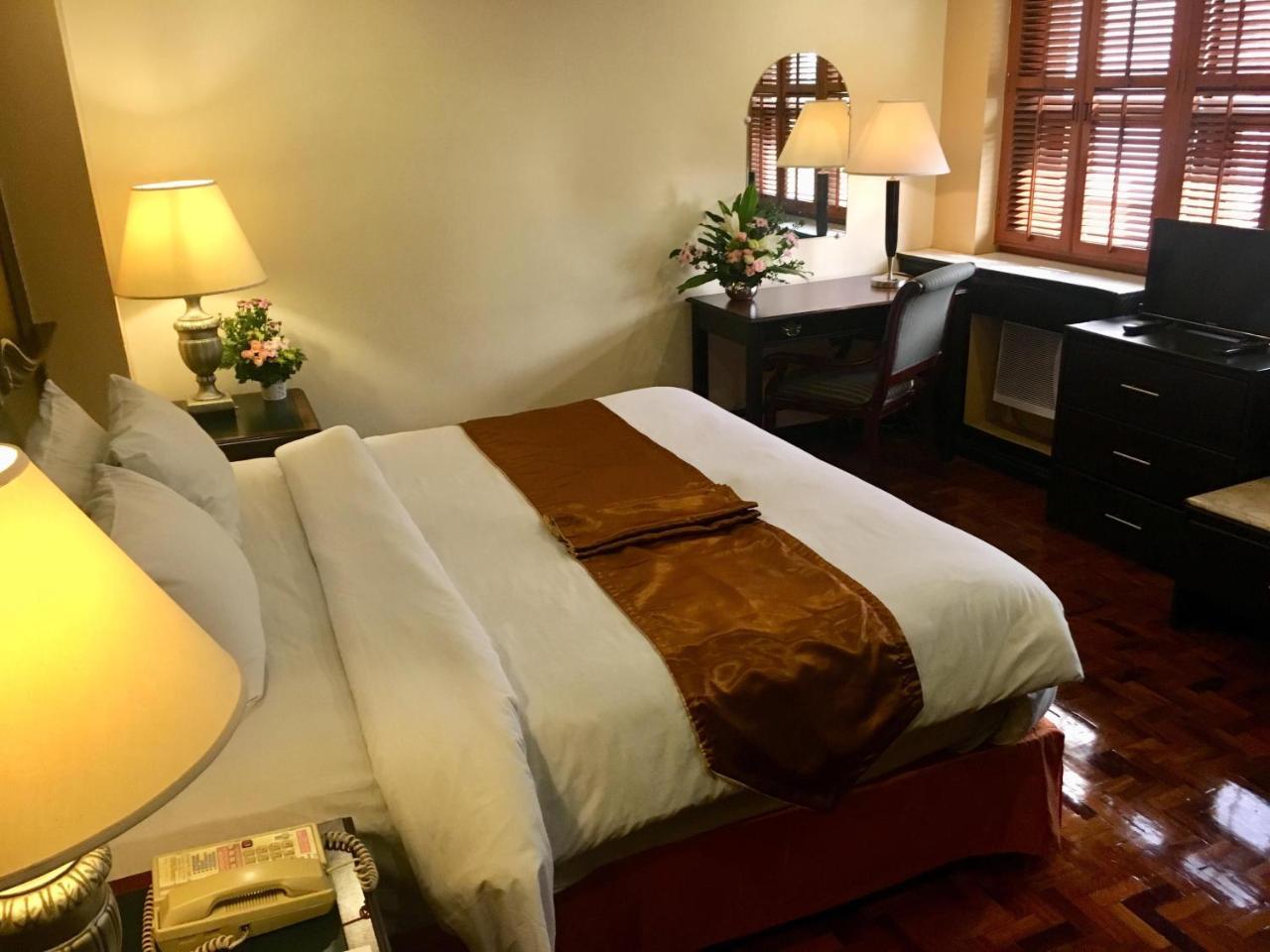 Lourdes Suites Макати Экстерьер фото